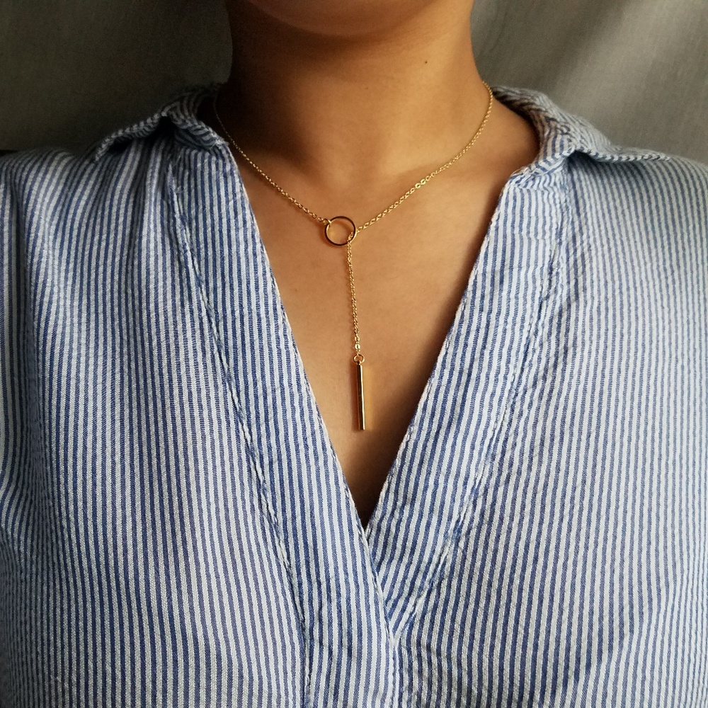 ✨*LAST ONE*✨ Dainty Gold Thread-through Necklace - Picture 2 of 3